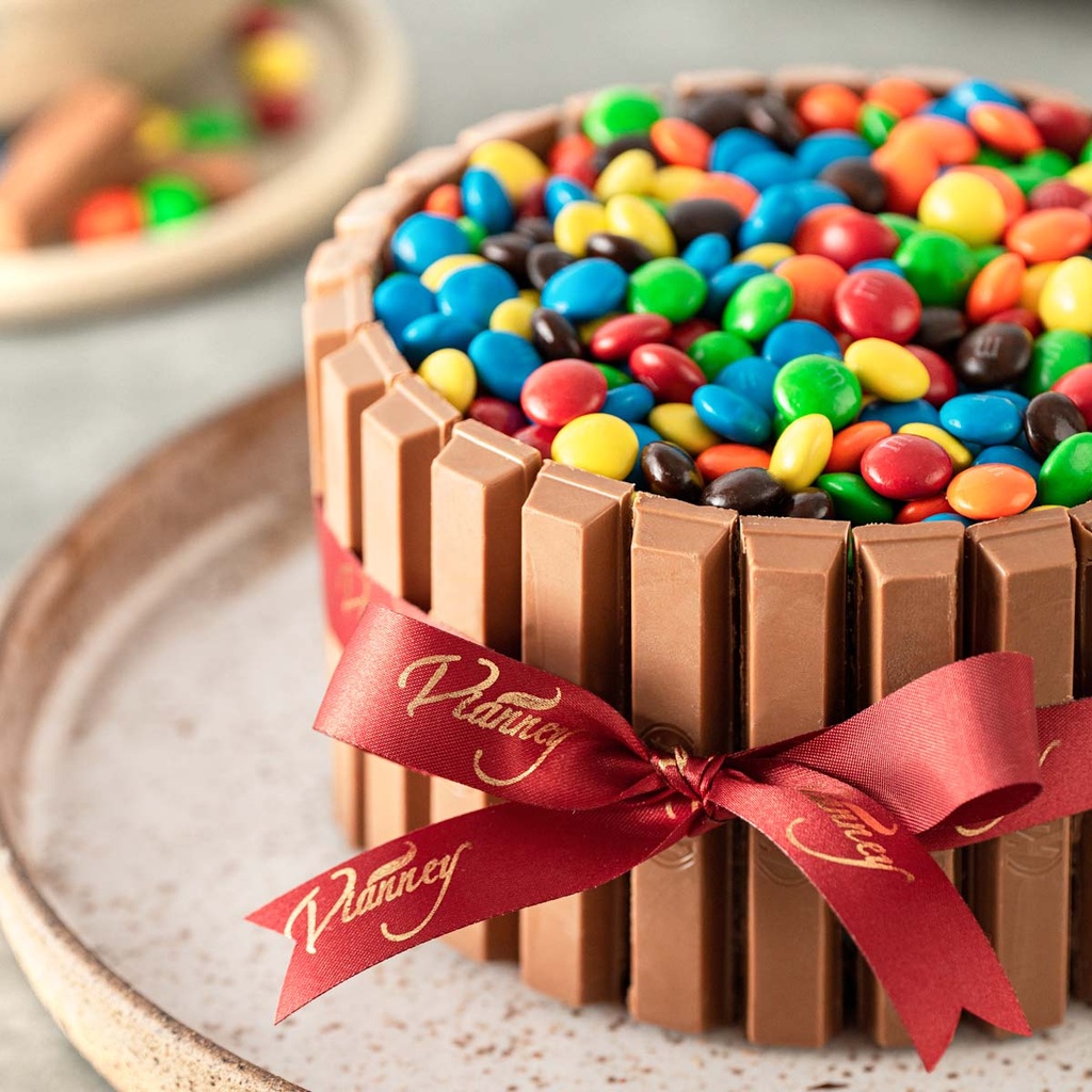 Torta de Kit Kat com M&M