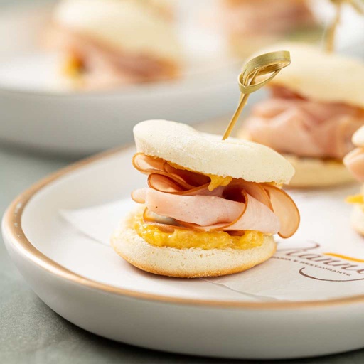 [114753] Mini Sanduíche de Pão Sírio, Pasta de Damasco com Laranja, Lombinho e Rúcula
