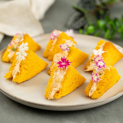 [114744] Mini Sanduíche Club Tea Brioche, Patê de Frango com Abacaxi e Flores